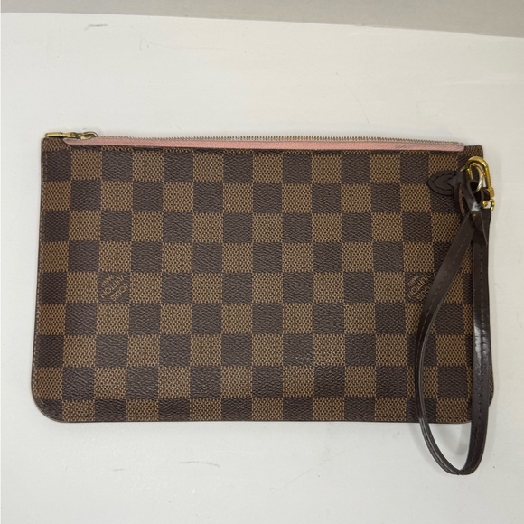 LOUIS VUITTON
Neverfull Pochette Damier Ebene Wristlet Pouch Rose Ballerine - Picture 1 of 12